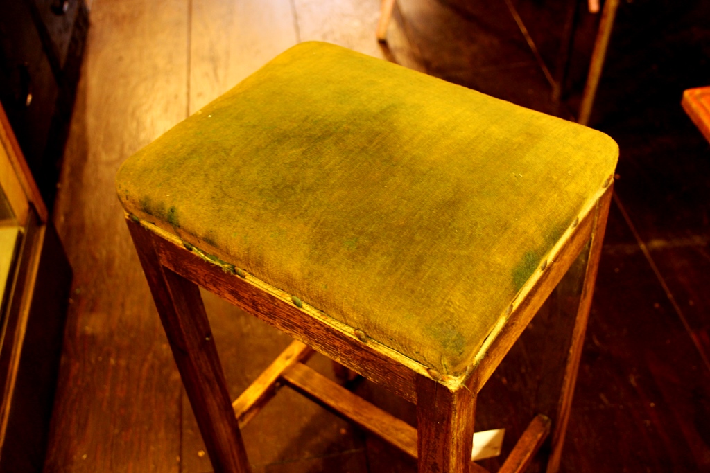 緑生地貼りの椅子