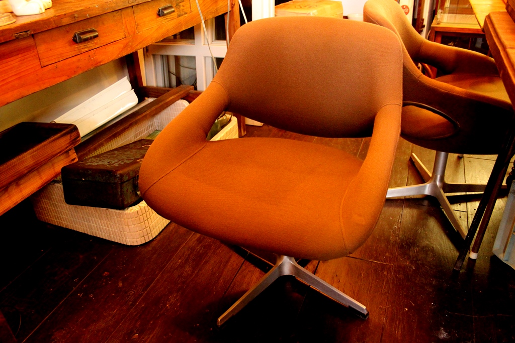 コクヨの70sスタイル回転椅子